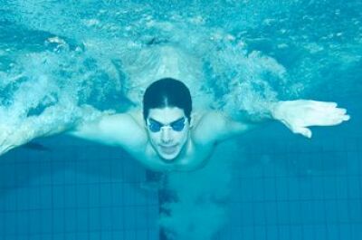 Pourquoi nage-t-on plus vite sous l'eau ?