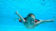 Première séance de natation : l’immersion dans l’eau