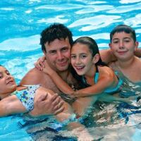 Première sortie piscine en famille