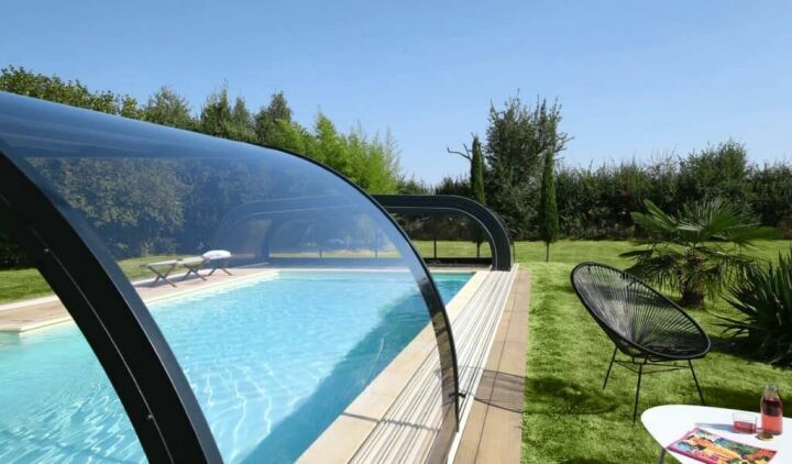 Pose d'un abri de piscine mi-haut sur une piscine Pose d'un abri de piscine mi-haut sur une piscine