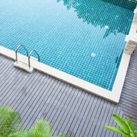 Carrelage piscine : prix au m² en 2025 et meilleures possibilités