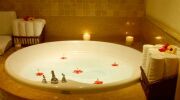 Les différents produits d’entretien pour votre spa : purifier l'eau et nettoyer le spa