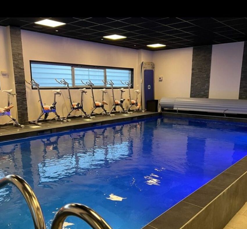 Rénovation de la piscine intérieure d'un centre sportif par REVA PISCINE à Saint-Georges-sur-Loire et POLYTROPIC 