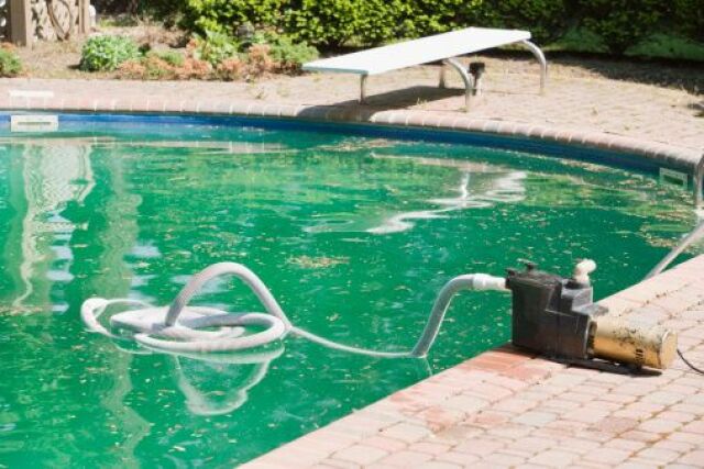 Purger les canalisations d'une piscine pour l'hivernage