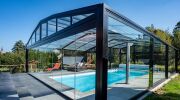 Quels sont les avantages des abris de piscine hauts en verre&nbsp;? 
