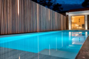 Une piscine rectangle et un sauna