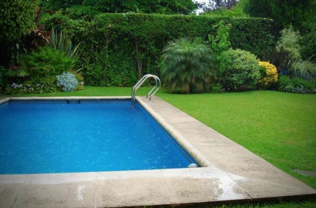 Récupérer l’eau de pluie pour remplir sa piscine