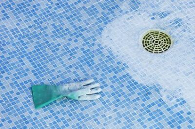 Remplacer la bonde de fond d’une piscine 