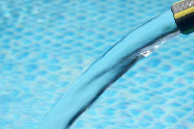 Repérer une fuite d'eau dans votre piscine.