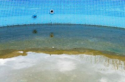 Retirer le sable et les débris dans le fond d’une piscine 