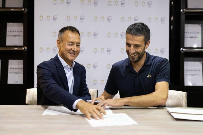 Roberto Colletto (à gauche) et Tony Estanguet (à droite) lors de la signature du partenariat&nbsp;&nbsp;