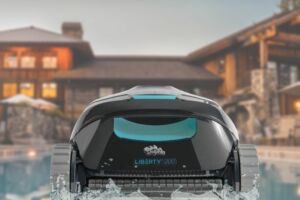 Dolphin Liberty 200 : Révolutionnez l'entretien de votre piscine avec le nouveau robot nettoyeur autonome signé Maytronics en 2024