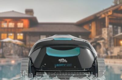 Dolphin Liberty 200 : Révolutionnez l'entretien de votre piscine avec le nouveau robot nettoyeur autonome signé Maytronics en 2024