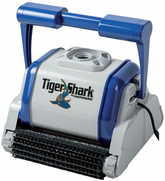 Le robot nettoyeur électrique TigerShark traite le fond, les parois et la ligne d'eau.