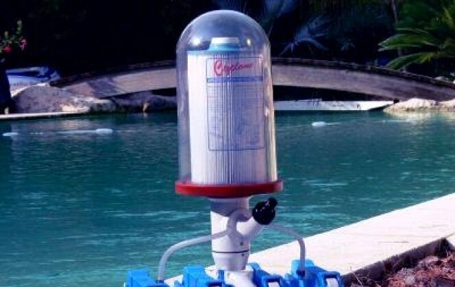 Robot nettoyeur et aspirateur piscine Cyclone © Cyclone