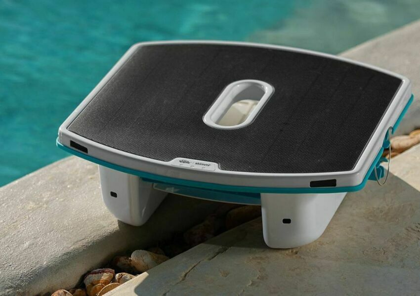 Robots nettoyeurs de surface pour piscine Skimmi, par Maytronics&nbsp;&nbsp;