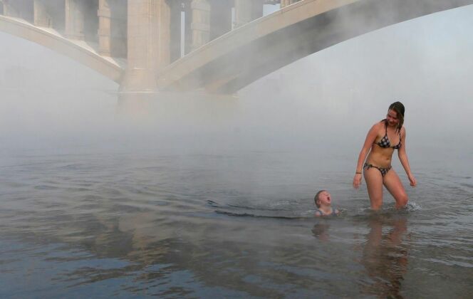 Une mère et sa fille se baignent © REUTERS/ ILYA NAYMUSHIN
