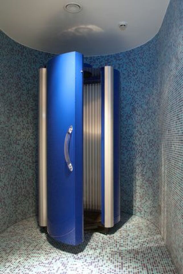 Le solarium vertical prendra moins de place dans une pièce qu'une cabine horizontale.