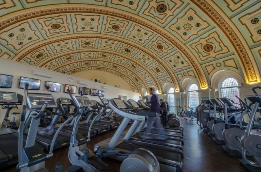 Sous les voûtes, une salle de gym avec de nombreux appareils&nbsp;&nbsp;