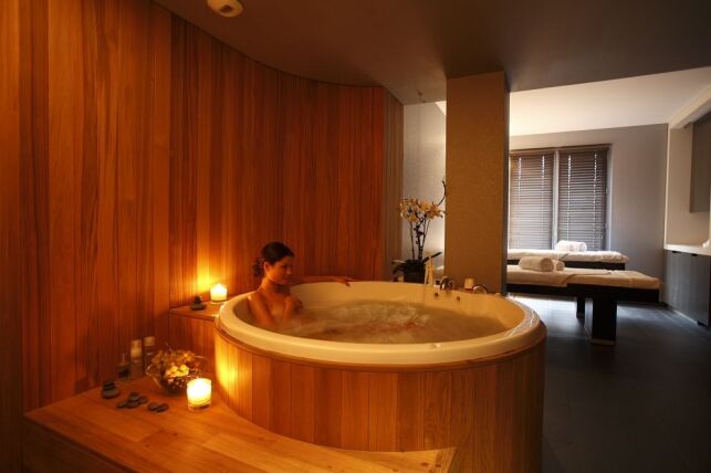 Spa Les Etangs de Corot à Ville d'Avray : le bain barrique Spa Les Etangs de Corot à Ville d'Avray : le bain barrique