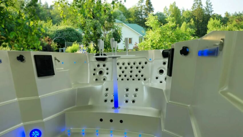 Spa de nage SWIM 28 PRO de BlueLagoonSpas : design, innovations et performances pour un moment de sport et de détente chez soi &nbsp;&nbsp;