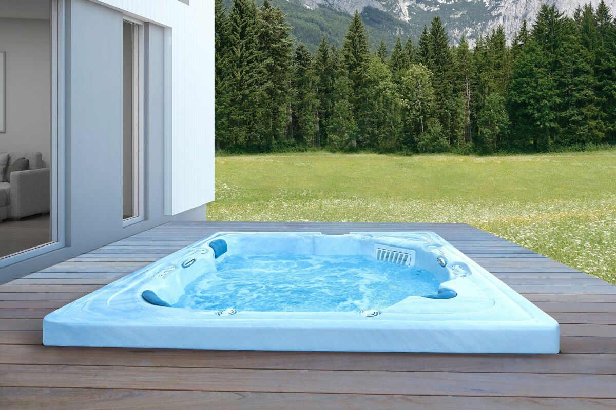 jacuzzi extérieur avec revêtement en pierre sur la terrasse en