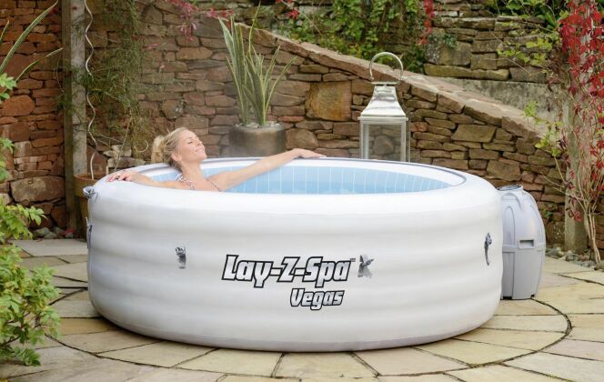 Le spa gonflable Lay-Z Vegas est abordable et peut être déplacé à l’intérieur ou à l’extérieur. © Lay-Z Vegas