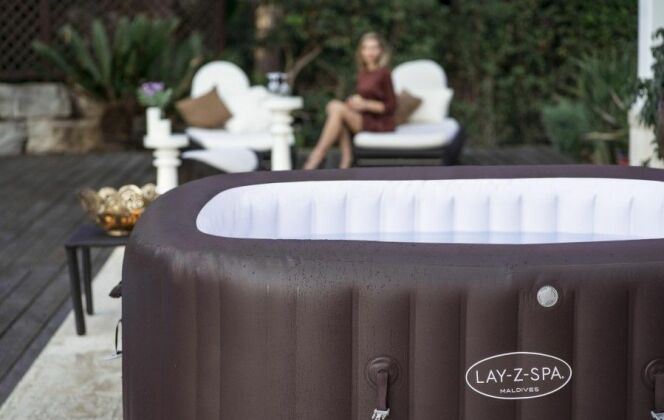 Le spa Lay-Z Spa Maldives possède 2 banquettes inclinables et un siège central. © BESTWAY