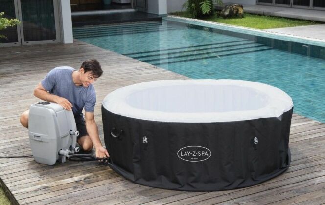 Le spa gonflable Miami est conçu avec un liner en Duraplus noir. © BESTWAY
