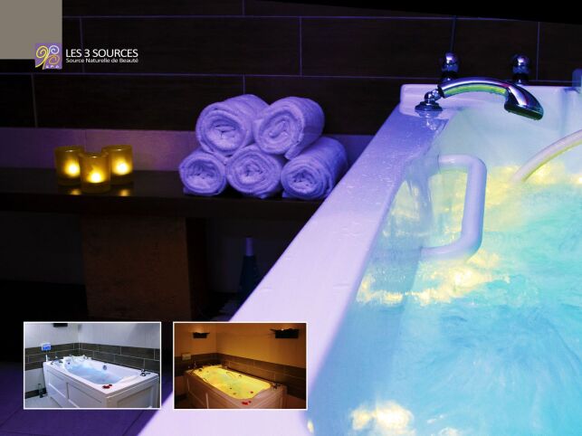 Baignoire de balnéothérapie du Spa avec lumière douce Baignoire de balnéothérapie du Spa avec lumière douce