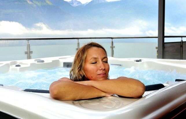 Un spa permet de passer de longs moments à se relaxer après le travail. Si vous en ressentez le besoin permanent peut-être est-il temps d'investir dans un spa.
