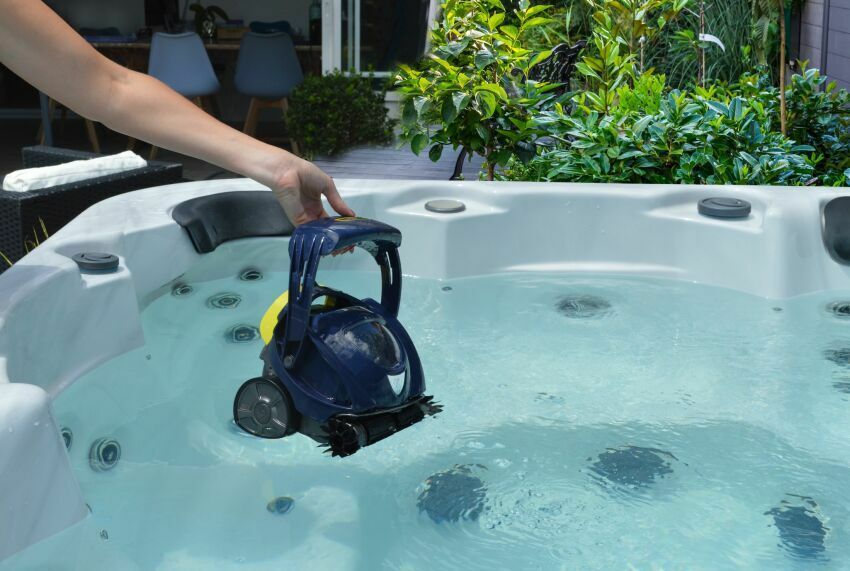Spabot™, le robot nettoyeur sans fil spécialement conçu pour les spas, par Zodiac®
&nbsp;&nbsp;
