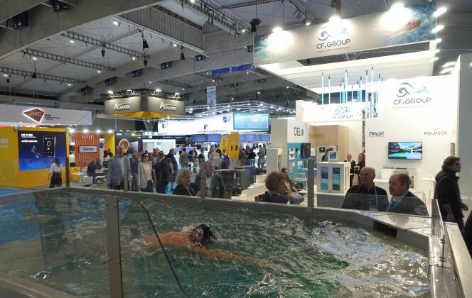 Sur le stand de Compass Pools, une piscine en eau pour une démonstration de nage à contre-courant DR