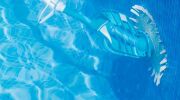 Taches rouges et roses dans une piscine
