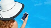 Téléphone portable tombé dans la piscine : que faire ?