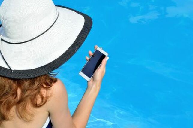 Téléphone portable tombé dans la piscine : que faire ?