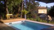 Une terrasse de piscine en bois