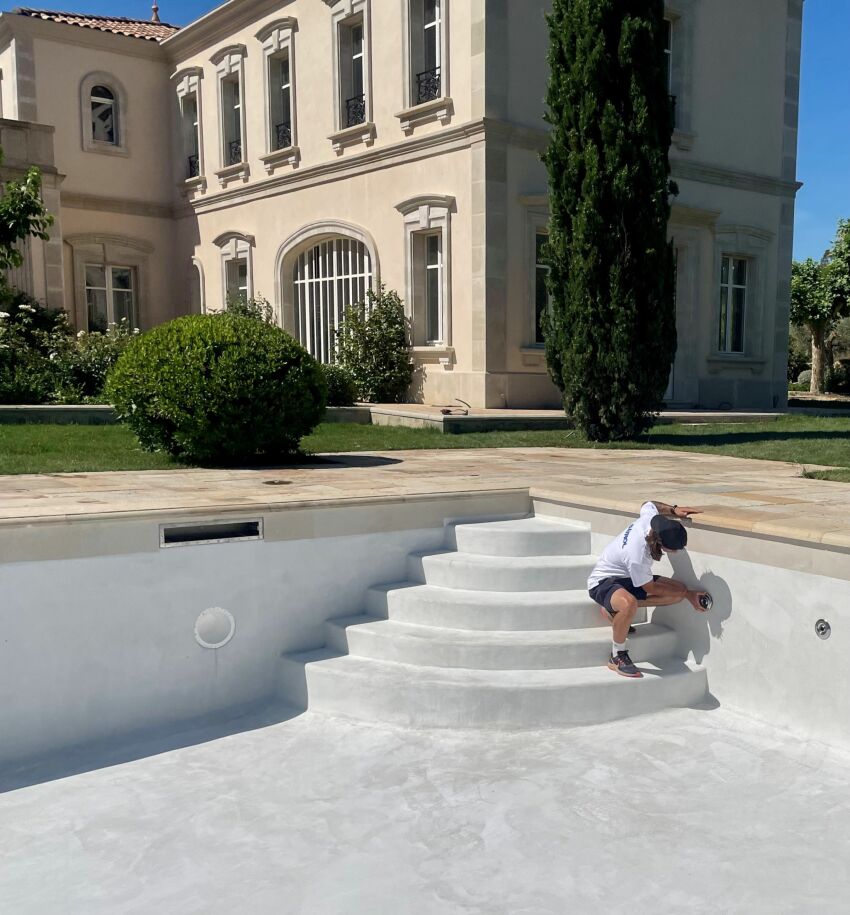 Thibault Napias sur le chantier de construction d'une piscine, au Muy, dans le Var. Il équipe le bassin de buses de refoulement, grillé bondé de fond, skimmer et éclairages.&nbsp;&nbsp;