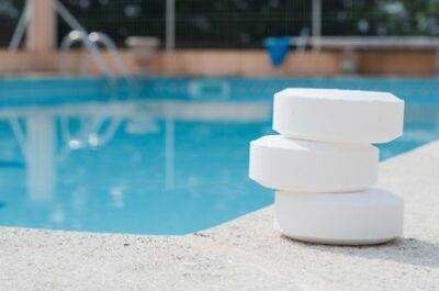 Comparatif : chlore ou brome pour traiter une piscine&nbsp;?