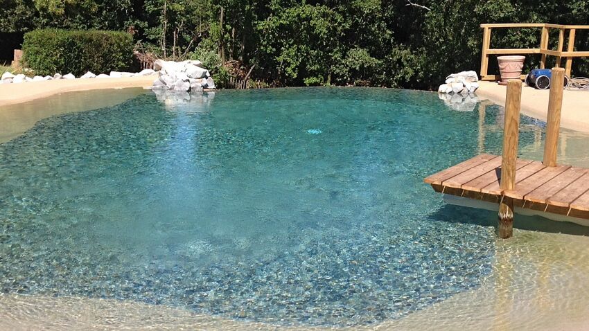 La piscine lagon peut être traitée de la même manière qu'une piscine traditionnelle.&nbsp;&nbsp;