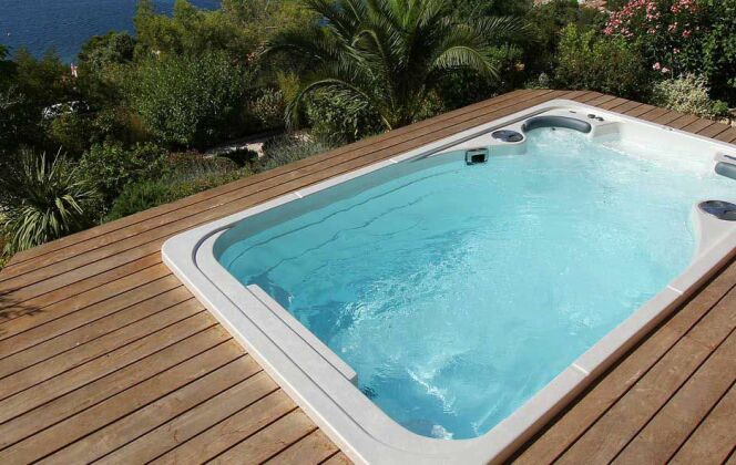 Transformer sa piscine en spa de nage permet de redécorer sa terrasse. © Clair Azur
