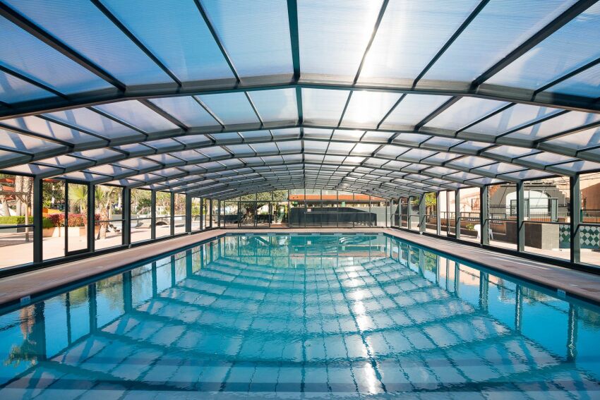 Un abri de piscine aux larges dimensions pour couvrir la piscine de ce camping&nbsp;&nbsp;