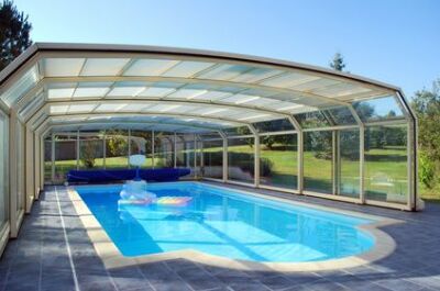 L’abri de piscine classique ou droit