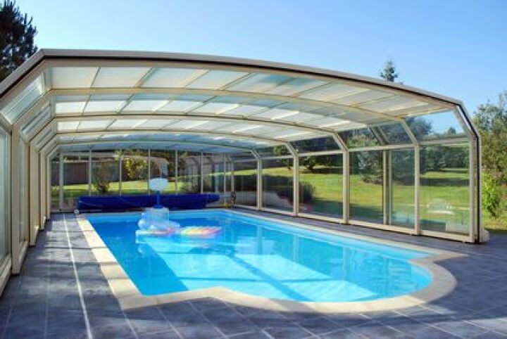 Un abri de piscine d'exposition Un abri de piscine d'exposition