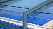 Un abri de piscine en verre : avec vitrage feuilleté ou trempé
