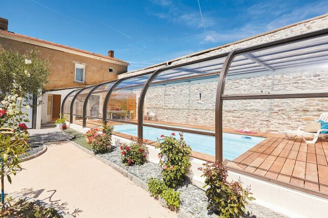 Un abri de piscine haut qui respecte l'esthétique de la propriété