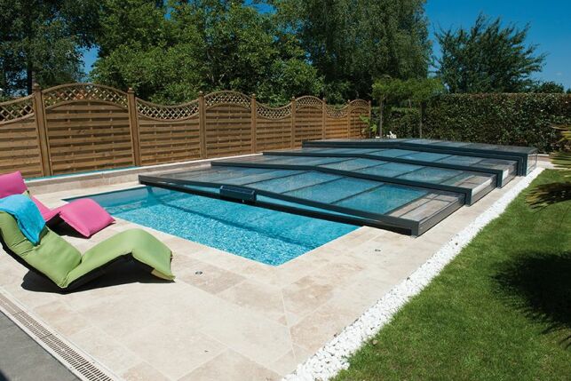 Un abri de piscine plat qui n'obstrue pas la vue de votre jardin