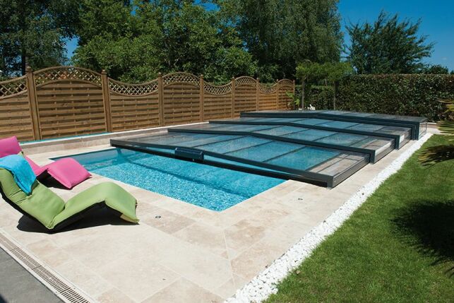 Un abri de piscine plat qui n'obstrue pas la vue de votre jardin