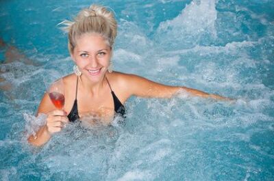 Un bar flottant pour votre spa : savourez vos boissons préférées dans votre bain à bulles