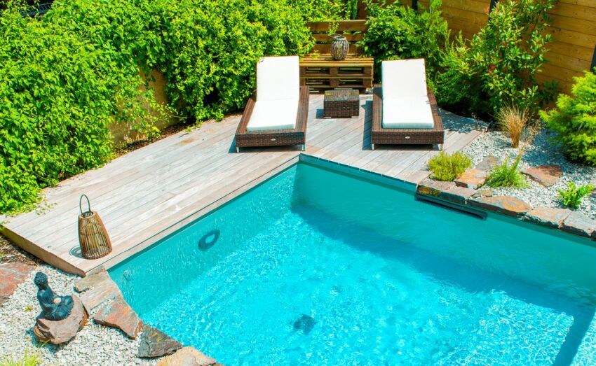 Un bel espace de détente avec cette piscine en forme de voile de bateau&nbsp;&nbsp;
